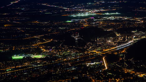 Vista-Aérea-Del-Paisaje-Urbano-De-La-Noche-De-Salzburgo